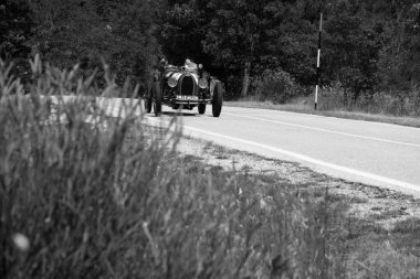 URBINO - ITALY - 16 Haziran 2022: BUGATTI T37 1927 Mille Miglia 2022 rallisindeki eski bir yarış arabası üzerinde ünlü İtalyan tarihi yarışı (1927-1957)