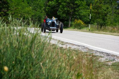 URBINO - ITALY - 16 Haziran 2022: BUGATTI T37 1927 Mille Miglia 2022 rallisindeki eski bir yarış arabası üzerinde ünlü İtalyan tarihi yarışı (1927-1957)