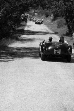 URBINO - İtalya - 16 Haziran 2022: FERRARI 166 MM Örümcek ViGNALE 1953 Mille Miglia 2022 rallisinde eski bir yarış arabası üzerinde ünlü İtalyan tarihi yarışı (1927-1957)