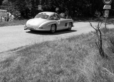 ITALY - 16 Haziran 2022: MERCEDES BENZ 300 SL ROADSTER 1957 Mille Miglia 2022 rallisinde eski bir yarış arabası üzerinde ünlü İtalyan tarihi yarışı (1927-1957)