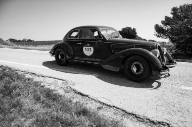 ITALY - 16 Haziran 2022: ALFA ROMEO 6C MM BERLINETTA TOURING 1937 Mille Miglia 2022 rallisinde eski bir yarış arabası üzerinde ünlü İtalyan tarihi yarışı (1927-1957)
