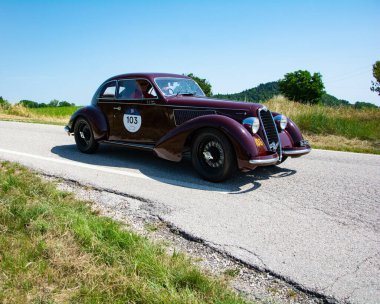 ITALY - 16 Haziran 2022: ALFA ROMEO 6C MM BERLINETTA TOURING 1937 Mille Miglia 2022 rallisinde eski bir yarış arabası üzerinde ünlü İtalyan tarihi yarışı (1927-1957)