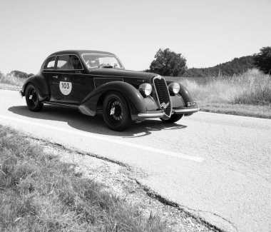 ITALY - 16 Haziran 2022: ALFA ROMEO 6C MM BERLINETTA TOURING 1937 Mille Miglia 2022 rallisinde eski bir yarış arabası üzerinde ünlü İtalyan tarihi yarışı (1927-1957)