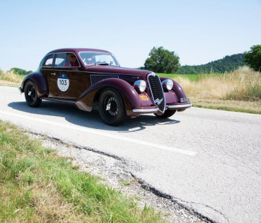 URBINO, ITALY - 16 Haziran 2022: ALFA ROMEO 6C MERLINETTA TOURING 1937 Mille Miglia 2022, ünlü İtalyan tarihi yarışı (1927-1957)