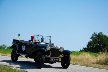 URBINO, İtalya - 16 Haziran 2022: LANCIA LAMBDA VIII SERIE 1928 Mille Miglia 2022 rallisinde eski bir yarış arabası üzerinde ünlü İtalyan tarihi yarışı (1927-1957)
