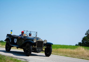 URBINO, İtalya - 16 Haziran 2022: LANCIA LAMBDA VIII SERIE 1928 Mille Miglia 2022 rallisinde eski bir yarış arabası üzerinde ünlü İtalyan tarihi yarışı (1927-1957)
