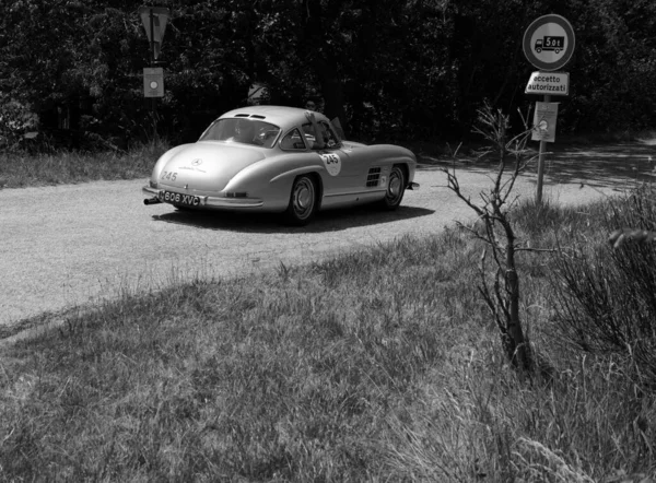 意大利 Jun 2022 关于意大利历史上著名的赛车比赛Mille Miglia 2022 1927 1957 中一辆老式赛车的马赛德斯 300 — 图库照片