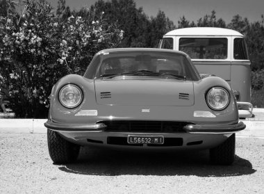 POLTU QUATU - ITALY - 9 Temmuz 2022: FERRARI DINO RED Poltu Quatu Classic