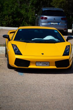 POLTU QUATU - ITALY - 9 Temmuz 2022: sarı lamborghni diablo Poltu Quatu Classic