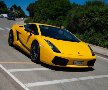 POLTU QUATU - ITALY - 9 Temmuz 2022: sarı lamborghni diablo Poltu Quatu Classic