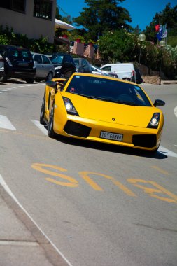 POLTU QUATU - ITALY - 9 Temmuz 2022: sarı lamborghni diablo Poltu Quatu Classic