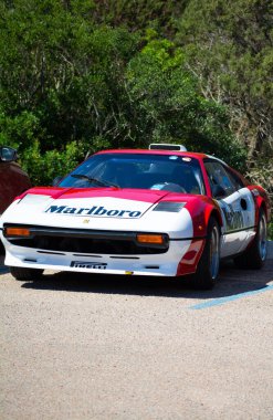 POLTU QUATU - ITALY - 9 Temmuz 2022: Ferrari 308 GTB rally livrea malboro Poltu Quatu Classic
