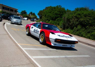 POLTU QUATU - ITALY - 9 Temmuz 2022: Ferrari 308 GTB rally livrea malboro Poltu Quatu Classic