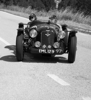 URBINO - İtalya - 16 Haziran 2022: ASTON MARTIN 2 LITRE Speed SPA Spesiyal 1936 Mille Miglia 2022 rallisinde eski bir yarış arabası üzerinde ünlü İtalyan tarihi yarışı (1927-1957)