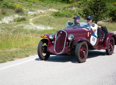 URBINO - İtalya - 16 Haziran 2022: FIAT 508 S BALILLA COPPA D ORO 1934 Mille Miglia 2022 rallisinde eski bir yarış arabası üzerinde ünlü İtalyan tarihi yarışı (1927-1957)
