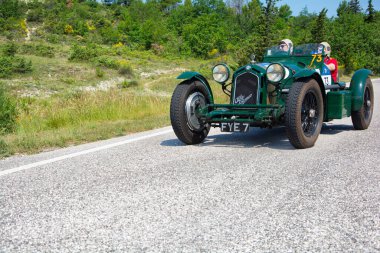 URBINO - İtalya - 16 Haziran 2022: ALFA ROMEO 8C 2300 MONZA 1933 Mille Miglia 2022 rallisinde eski bir yarış arabası üzerinde ünlü İtalyan tarihi yarışı (1927-1957)