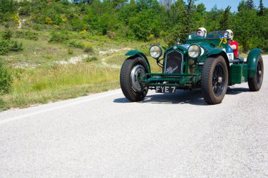 URBINO - İtalya - 16 Haziran 2022: ALFA ROMEO 8C 2300 MONZA 1933 Mille Miglia 2022 rallisinde eski bir yarış arabası üzerinde ünlü İtalyan tarihi yarışı (1927-1957)