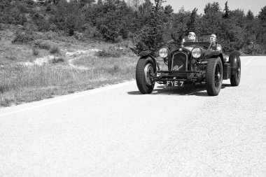 URBINO - İtalya - 16 Haziran 2022: ALFA ROMEO 8C 2300 MONZA 1933 Mille Miglia 2022 rallisinde eski bir yarış arabası üzerinde ünlü İtalyan tarihi yarışı (1927-1957)