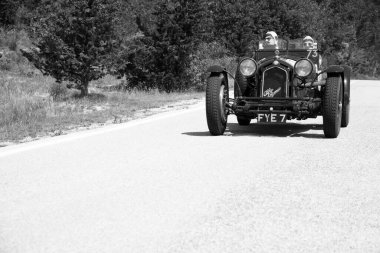 URBINO - İtalya - 16 Haziran 2022: ALFA ROMEO 8C 2300 MONZA 1933 Mille Miglia 2022 rallisinde eski bir yarış arabası üzerinde ünlü İtalyan tarihi yarışı (1927-1957)