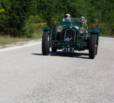 URBINO - İtalya - 16 Haziran 2022: ALFA ROMEO 8C 2300 MONZA 1933 Mille Miglia 2022 rallisinde eski bir yarış arabası üzerinde ünlü İtalyan tarihi yarışı (1927-1957)