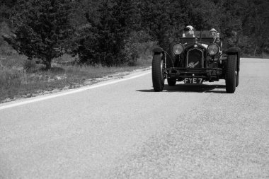 URBINO - İtalya - 16 Haziran 2022: ALFA ROMEO 8C 2300 MONZA 1933 Mille Miglia 2022 rallisinde eski bir yarış arabası üzerinde ünlü İtalyan tarihi yarışı (1927-1957)