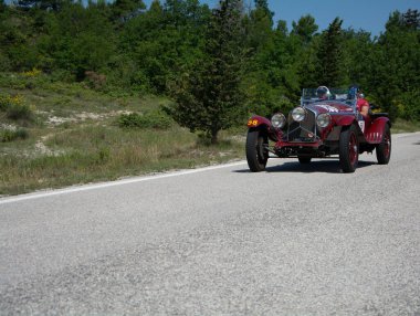 URBINO - İtalya - 16 Haziran 2022: ALFA ROMEO 6C 1500 SUPER SORT 1929 rallideki eski bir yarış arabası Mille Miglia 2022 ünlü İtalyan tarihi yarışı (1927-1957)
