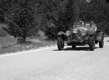URBINO - İtalya - 16 Haziran 2022: ALFA ROMEO 6C 1500 SUPER SORT 1929 rallideki eski bir yarış arabası Mille Miglia 2022 ünlü İtalyan tarihi yarışı (1927-1957)