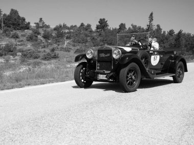 URBINO - İtalya - 16 Haziran 2022: FIAT 520 1929 Mille Miglia 2022 rallisinde eski bir yarış arabası üzerine ünlü İtalyan tarihi yarışı (1927-1957)
