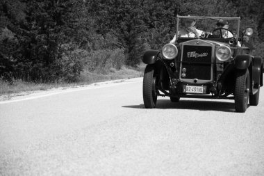 URBINO - İtalya - 16 Haziran 2022: FIAT 520 1929 Mille Miglia 2022 rallisinde eski bir yarış arabası üzerine ünlü İtalyan tarihi yarışı (1927-1957)