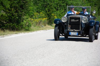 URBINO - İtalya - 16 Haziran 2022: FIAT 520 1929 Mille Miglia 2022 rallisinde eski bir yarış arabası üzerine ünlü İtalyan tarihi yarışı (1927-1957)