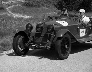 URBINO - İtalya - 16 Haziran 2022: ALFA ROMEO 6C 1750 SS ZAGATO 1929 Mille Miglia 2022 rallisinde eski bir yarış arabası üzerinde ünlü İtalyan tarihi yarışı (1927-1957)