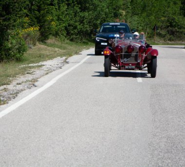 URBINO - İtalya - 16 Haziran 2022: ALFA ROMEO 6C 1750 SS ZAGATO 1929 Mille Miglia 2022 rallisinde eski bir yarış arabası üzerinde ünlü İtalyan tarihi yarışı (1927-1957)
