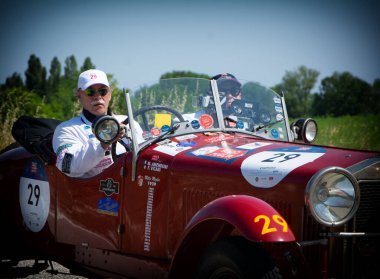 URBINO - İtalya - 16 Haziran 2022: ALFA ROMEO 6C 1500 SS MM 1928 Mille Miglia 2022 rallisinde eski bir yarış arabası üzerinde ünlü İtalyan tarihi yarışı (1927-1957)