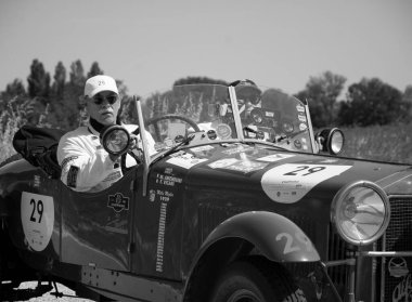 URBINO - İtalya - 16 Haziran 2022: ALFA ROMEO 6C 1500 SS MM 1928 Mille Miglia 2022 rallisinde eski bir yarış arabası üzerinde ünlü İtalyan tarihi yarışı (1927-1957)