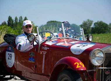 URBINO - İtalya - 16 Haziran 2022: ALFA ROMEO 6C 1500 SS MM 1928 Mille Miglia 2022 rallisinde eski bir yarış arabası üzerinde ünlü İtalyan tarihi yarışı (1927-1957)
