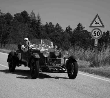 URBINO - İtalya - 16 Haziran 2022: ALFA ROMEO 6C 1500 SS MM 1928 Mille Miglia 2022 rallisinde eski bir yarış arabası üzerinde ünlü İtalyan tarihi yarışı (1927-1957)
