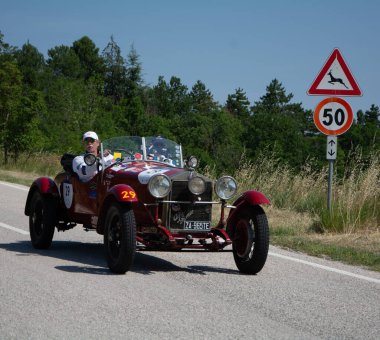 URBINO - İtalya - 16 Haziran 2022: ALFA ROMEO 6C 1500 SS MM 1928 Mille Miglia 2022 rallisinde eski bir yarış arabası üzerinde ünlü İtalyan tarihi yarışı (1927-1957)