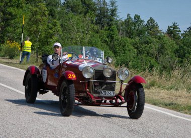 URBINO - İtalya - 16 Haziran 2022: ALFA ROMEO 6C 1500 SS MM 1928 Mille Miglia 2022 rallisinde eski bir yarış arabası üzerinde ünlü İtalyan tarihi yarışı (1927-1957)