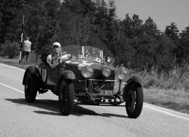 URBINO - İtalya - 16 Haziran 2022: ALFA ROMEO 6C 1500 SS MM 1928 Mille Miglia 2022 rallisinde eski bir yarış arabası üzerinde ünlü İtalyan tarihi yarışı (1927-1957)