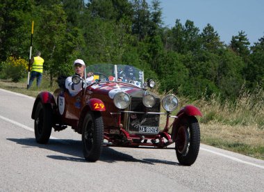 URBINO - İtalya - 16 Haziran 2022: ALFA ROMEO 6C 1500 SS MM 1928 Mille Miglia 2022 rallisinde eski bir yarış arabası üzerinde ünlü İtalyan tarihi yarışı (1927-1957)