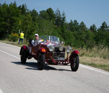 URBINO - İtalya - 16 Haziran 2022: ALFA ROMEO 6C 1500 SS MM 1928 Mille Miglia 2022 rallisinde eski bir yarış arabası üzerinde ünlü İtalyan tarihi yarışı (1927-1957)