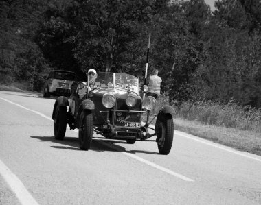 URBINO - İtalya - 16 Haziran 2022: ALFA ROMEO 6C 1500 SS MM 1928 Mille Miglia 2022 rallisinde eski bir yarış arabası üzerinde ünlü İtalyan tarihi yarışı (1927-1957)
