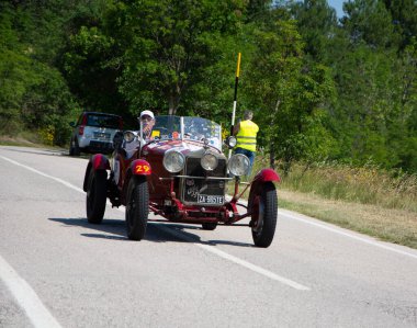 URBINO - İtalya - 16 Haziran 2022: ALFA ROMEO 6C 1500 SS MM 1928 Mille Miglia 2022 rallisinde eski bir yarış arabası üzerinde ünlü İtalyan tarihi yarışı (1927-1957)