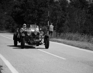URBINO - İtalya - 16 Haziran 2022: ALFA ROMEO 6C 1500 SS MM 1928 Mille Miglia 2022 rallisinde eski bir yarış arabası üzerinde ünlü İtalyan tarihi yarışı (1927-1957)