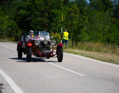 URBINO - İtalya - 16 Haziran 2022: ALFA ROMEO 6C 1500 SS MM 1928 Mille Miglia 2022 rallisinde eski bir yarış arabası üzerinde ünlü İtalyan tarihi yarışı (1927-1957)