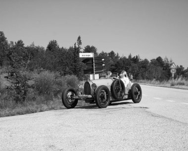 URBINO - İtalya - 16 Haziran 2022: BUGATTI T35 1925 Mille Miglia 2022 rallisinde eski bir yarış arabası üzerinde ünlü İtalyan tarihi yarışı (1927-1957)