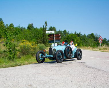 URBINO - İtalya - 16 Haziran 2022: BUGATTI T35 1925 Mille Miglia 2022 rallisinde eski bir yarış arabası üzerinde ünlü İtalyan tarihi yarışı (1927-1957)