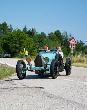 URBINO - İtalya - 16 Haziran 2022: BUGATTI T35 1925 Mille Miglia 2022 rallisinde eski bir yarış arabası üzerinde ünlü İtalyan tarihi yarışı (1927-1957)