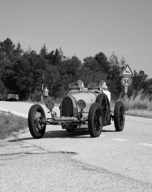 URBINO - İtalya - 16 Haziran 2022: BUGATTI T35 1925 Mille Miglia 2022 rallisinde eski bir yarış arabası üzerinde ünlü İtalyan tarihi yarışı (1927-1957)