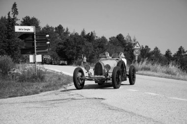 URBINO - İtalya - 16 Haziran 2022: BUGATTI T35 1925 Mille Miglia 2022 rallisinde eski bir yarış arabası üzerinde ünlü İtalyan tarihi yarışı (1927-1957)